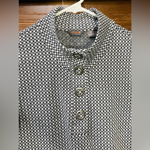 Merrell Indira Snap Placket Pullover Shirt Black Athletic Hi Low Hem Women Sz Sm - Picture 3 of 5